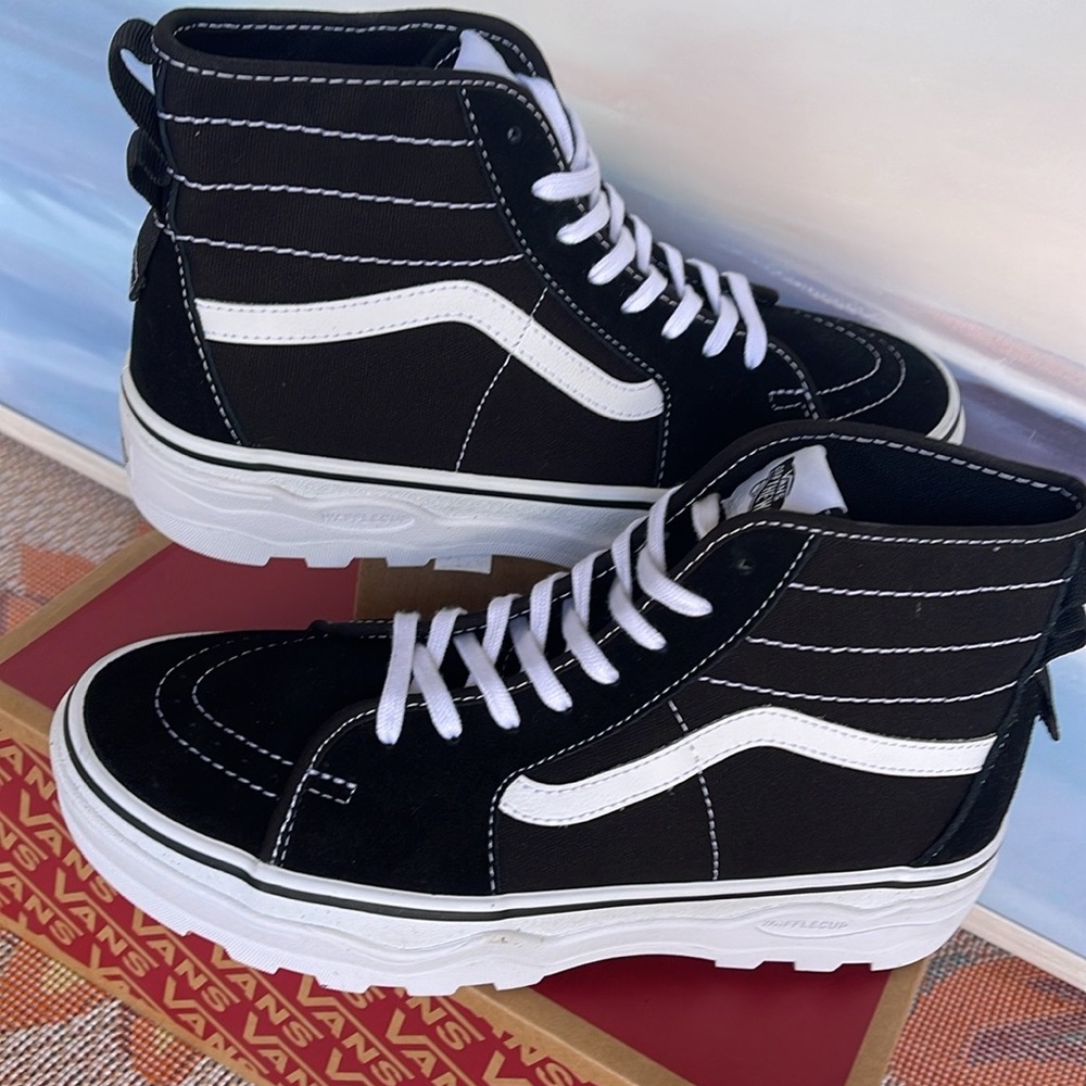 Vans Men’s Sentry Sk8-Hi
Black/White
VN0A5KY5BA2
Sneakers - Picture 11 of 16